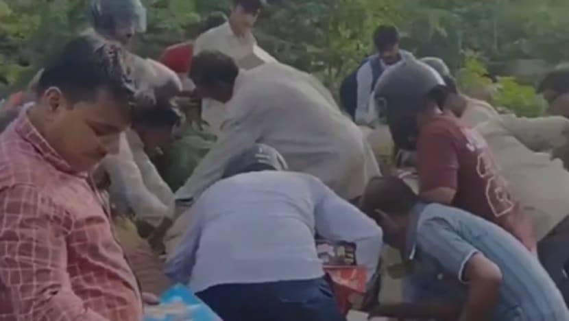 குப்பை மேட்டில் சாக்லெட் - அள்ளிச் சென்ற மக்கள்