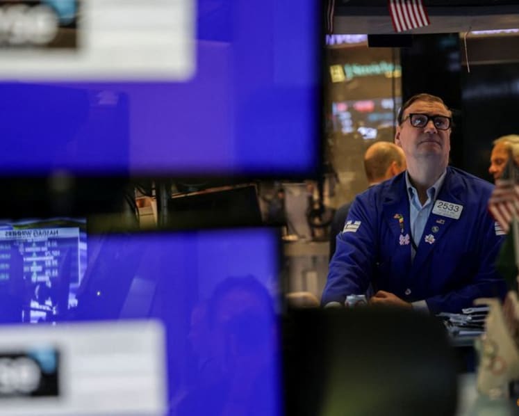 Global equity funds see a surge in weekly outflows