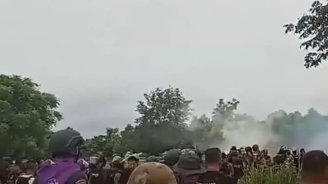 泰国警方用橡胶子弹和催泪弹驱散柬埔寨人 造成多人受伤