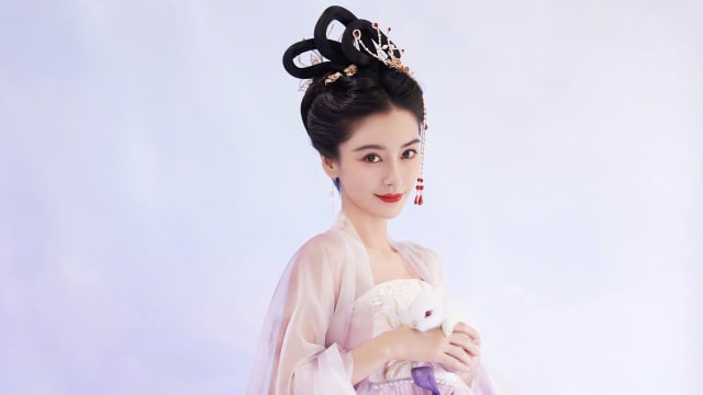 Angelababy被爆花钱找男模“陪玩”
