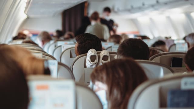 飞行时间这么长、机舱座位这么窄……怎办？