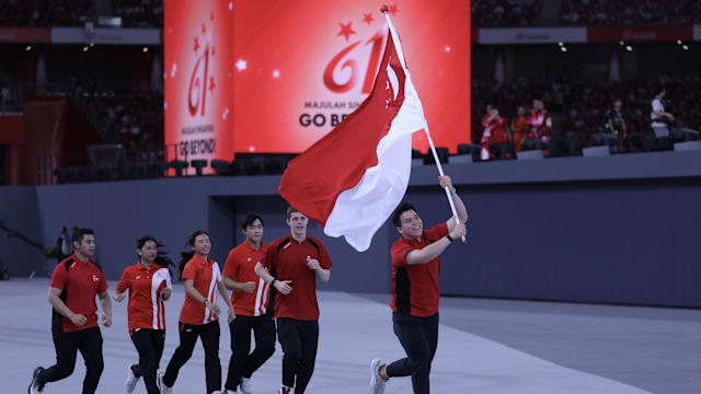 运动员接棒传承 国旗接力为国庆庆典揭开序幕
