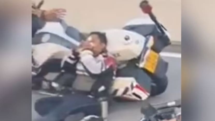 Pegawai polis trafik dibawa ke hospital susuli kemalangan dengan kereta di BKE Pegawai polis trafik dibawa ke hospital susuli kemalangan dengan kereta di BKE