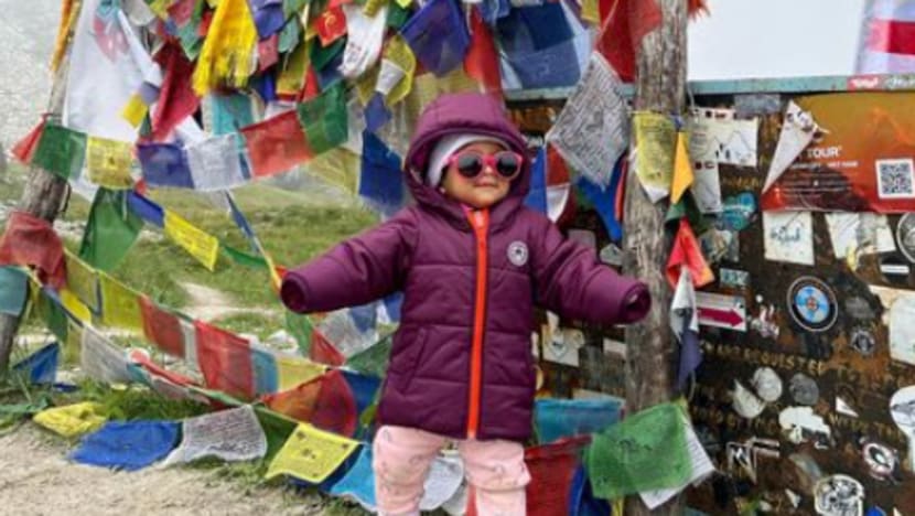 Kanak-kanak 1 tahun ini individu paling muda sampai ke Kem Pangkalan Gunung Annapurna Kanak-kanak 1 tahun ini individu paling muda sampai ke Kem Pangkalan Gunung Annapurna