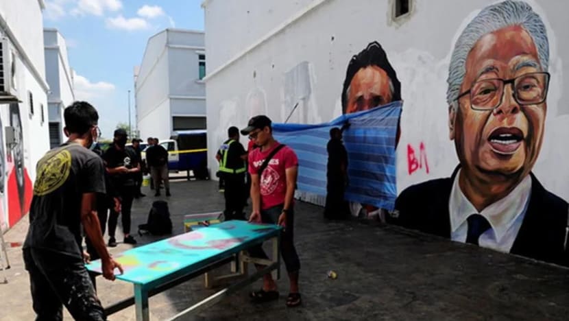 2 wanita dirakam conteng mural gergasi potret pemimpin M'sia 2 wanita dirakam conteng mural gergasi potret pemimpin M'sia