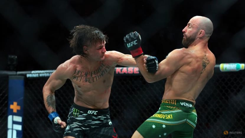 Volkanovski reclaims featherweight title with win over Lopes