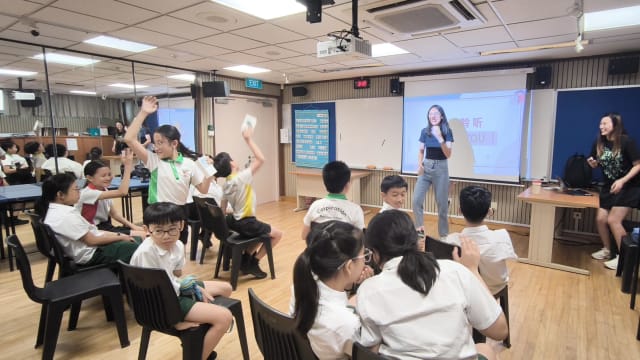 德行小学“小记者”热情发问 《8视界》记者分享媒体幕后点滴