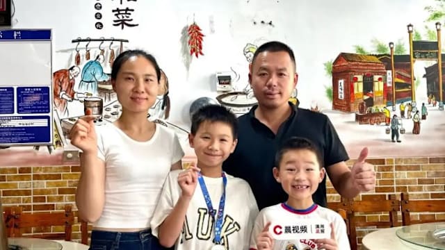 中国聋哑夫妻开乡村酒店 两儿子成父母“耳朵与嘴巴”