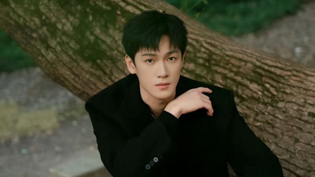 李昀锐拍戏突被甩下马背，惊险画面曝光！