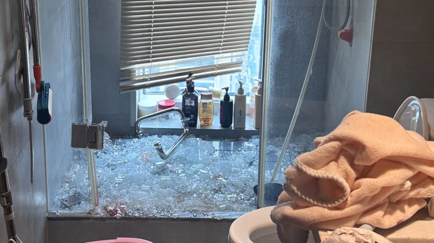 浙江浴室玻璃门突自爆女子全身多处割伤手筋被切断- 8world