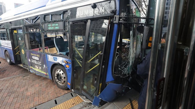 韩国首尔发生巴士撞入建筑事件 多人受伤