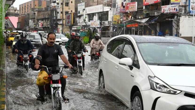 Banjir besar landa bandar Pakistan; ribuan penduduk dipindah