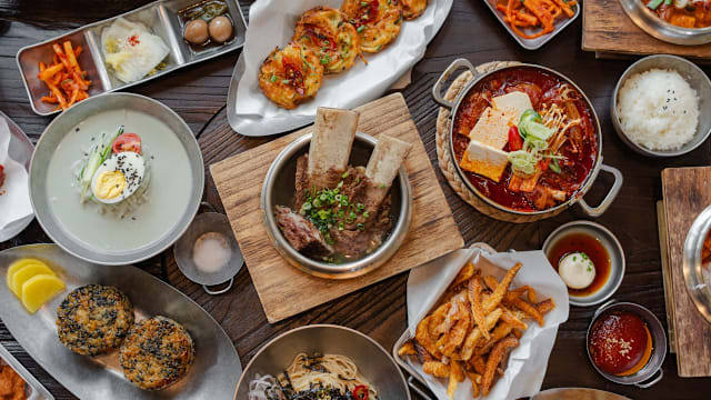 沉浸在绿意静谧中，来GOCHU享一场“洞穴”正宗韩餐之旅！