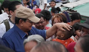 Tinjau permukiman bantaran rel di Senen, Prabowo janjikan hunian layak