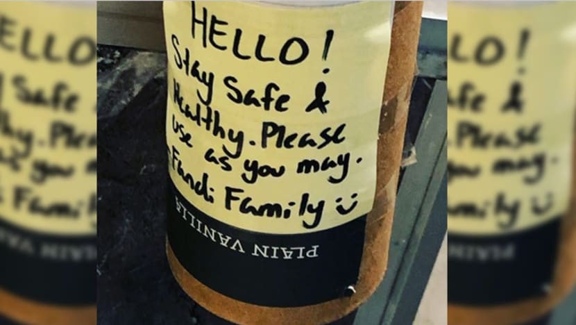 Tampilkan semangat kejiranan, Fandi Ahmad sekeluarga sediakan sanitiser tangan dalam lif