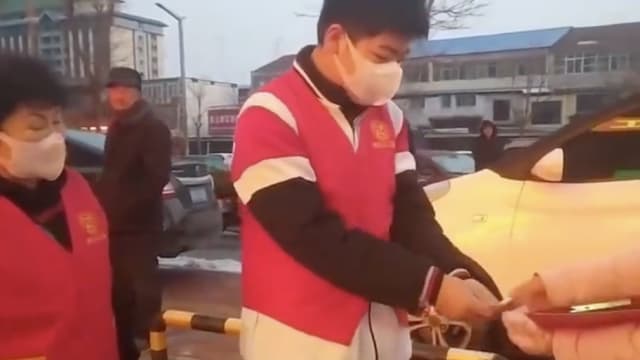 13岁男孩出钱出力 捐出压岁钱请环卫工人吃饭 
