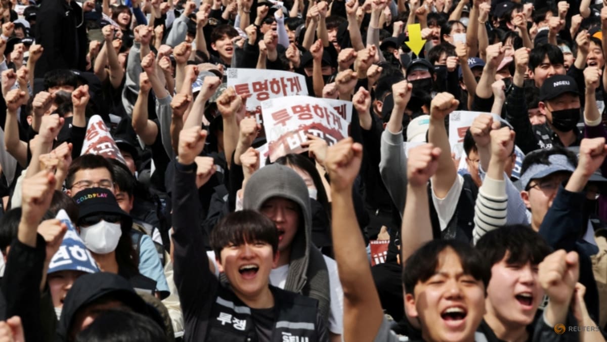 Samsung's South Korean union sticks to strike plan after talks offer; shares slide