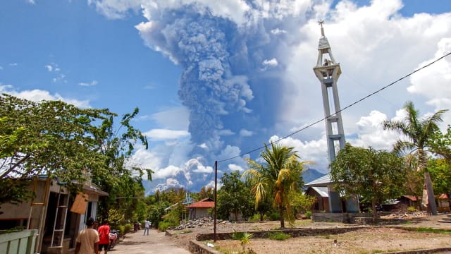 印尼勒沃托比火山八度喷发 火山灰高达8000米