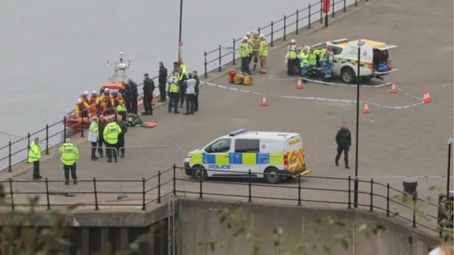 英国汽车撞穿围栏坠河致三青少年丧命 17岁少年被捕