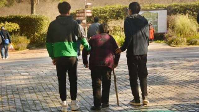 马国孝顺儿陪母复诊 却遭嫌“不像大哥做生意赚大钱” 