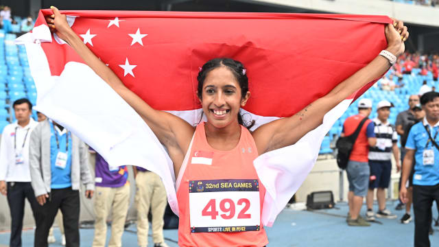 我国女飞人珊蒂200米短跑勇夺金牌