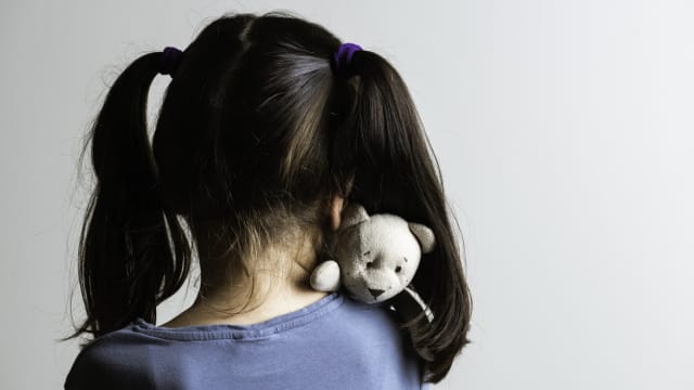 未经同意摸女童头部 老人被女童父母责骂掀热议