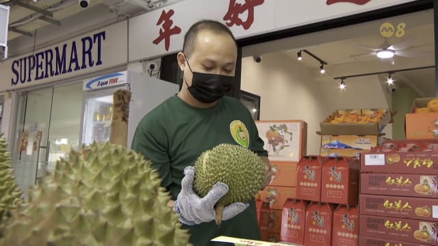 前线追踪 |榴梿硬碰年柑 有人除夕买榴梿过年？