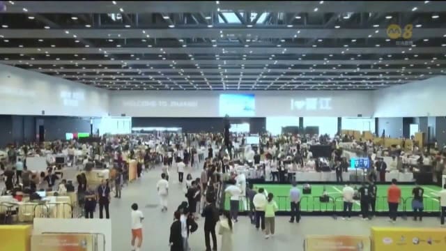 中国机器人大赛 上千支队伍展示自行研发功能各异机器人