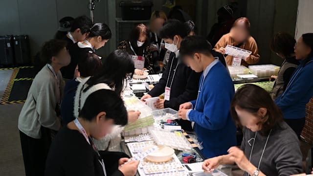 金价飙升带动需求 日本东京国际珠宝展人气不减