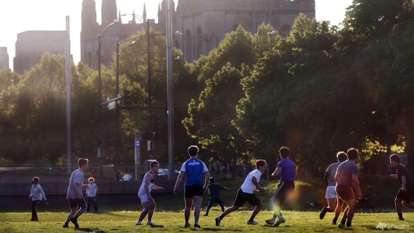 Taking a step back: US colleges returning to online classes