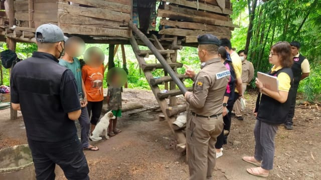 遭毒瘾母遗弃常年与狗为伴 八岁童见人只会汪汪叫