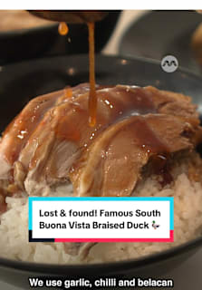 Be prepared to queue for almost 2 hours for the famous South Buona Vista Braised Duck! The 38-seat eatery at Desker Road closed last Feb due to a rental hike, but is now back as a hawker stall at the new Punggol Coast Hawker Centre 🫶 #8dayseathawker #hawker #tiktoksg #sgfyp