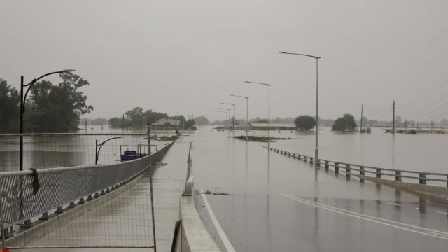 澳洲东部遭暴风雨吹袭 至少一死 数万住家企业断电