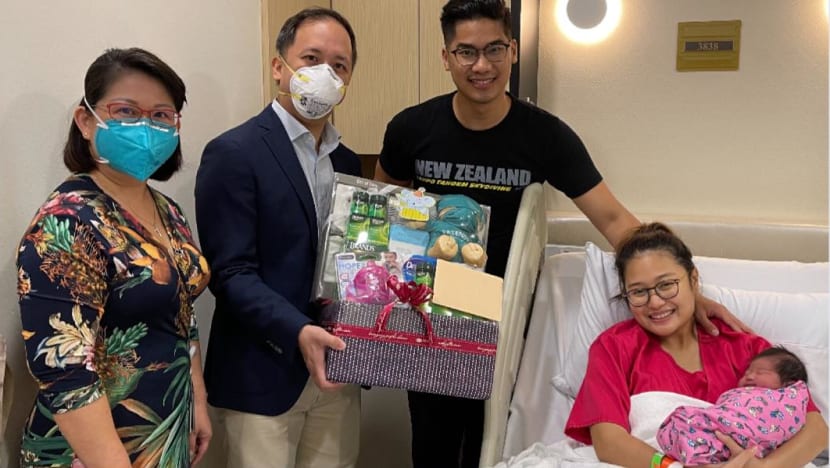 3 pasangan timang bayi Tahun Baru 2022