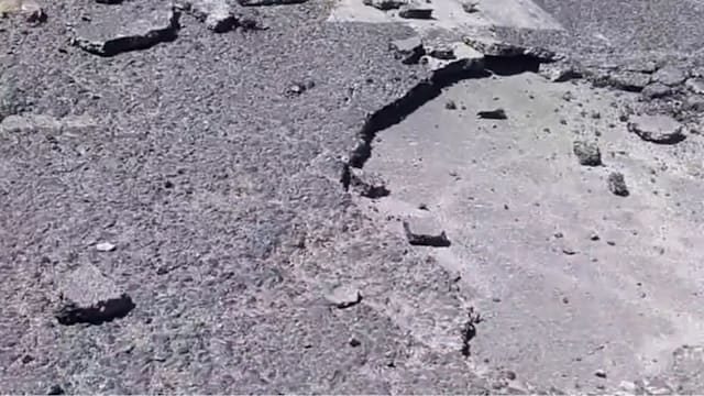 越南热浪来袭 卡车轮胎爆裂炸开公路路面