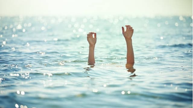 悲观未来抱十个月大儿子跳海 婴儿身亡母亲获救