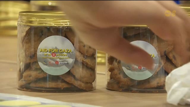 孟理齐与志愿者烘焙饼干 为卡萨筹集资金