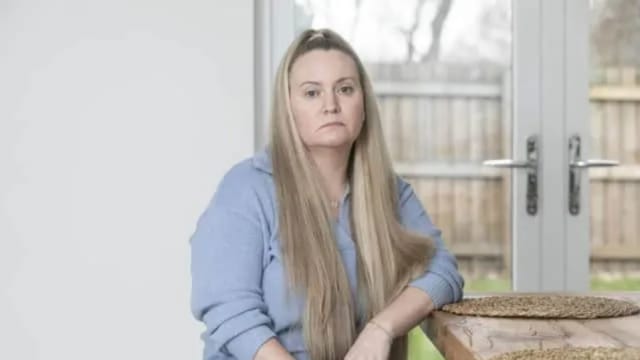 患罕见病日睡22小时 英国女成“真人版睡美人”