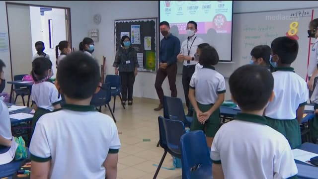 环境局和淡马锡基金会为学生派发防蚊液