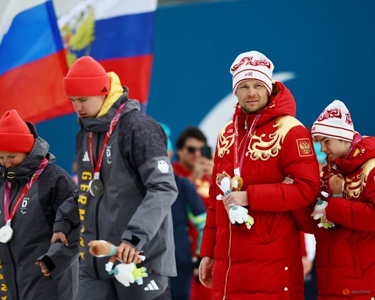 IPC looking into German skiers' protest at medal ceremony