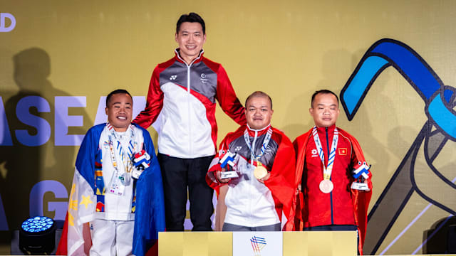 我国田径老将迪罗伊 铅球项目实现三连冠