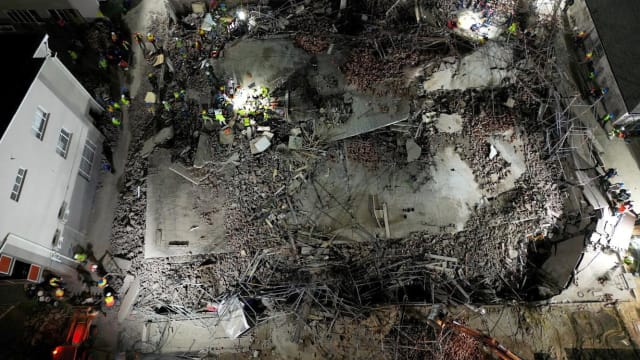南非乔治建造中多层建筑倒塌 数十人仍受困废墟中