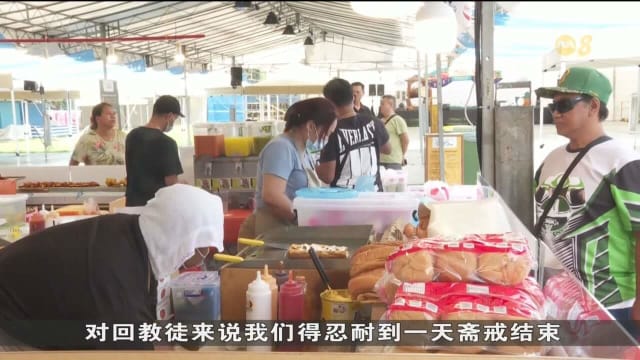 受炎热天气影响 夜市经营者在夜市安装大风扇