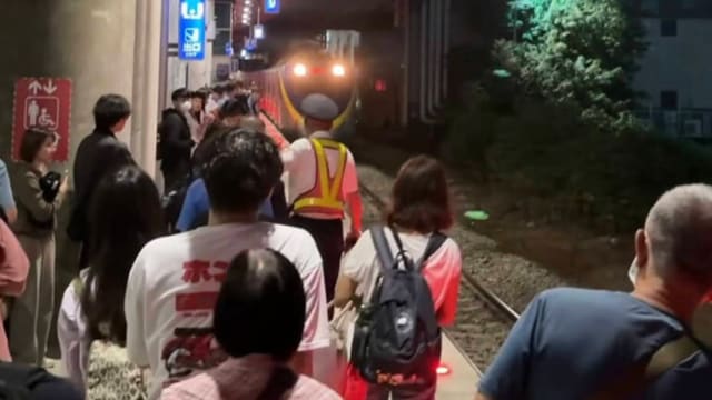 台湾学生只顾看手机 不慎从月台坠落轨道