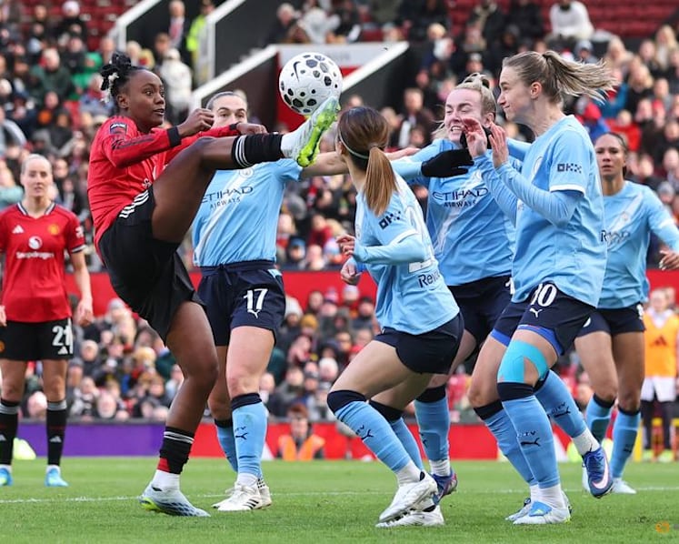 Man City close on WSL title with 3-0 derby win, Arsenal down Spurs
