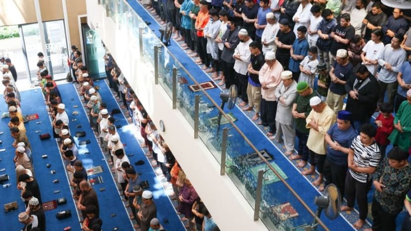 PM Lee gembira solat tarawih kembali diadakan di masjid, kolong flat; ucap selamat berpuasa kepada umat Islam SG