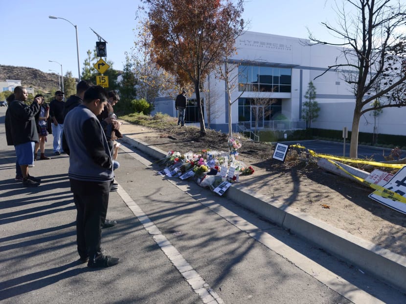 Fans place flowers at the scene of the car crash where actor Paul Walker was killed in the Santa Clarita area of Los Angeles Dec 1, 2013. Photo: Reuters