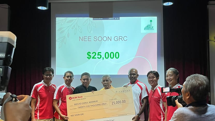 Pemimpin akar umbi Nee Soon serah cek S$25,000 bagi naik taraf Masjid Darul Makmur