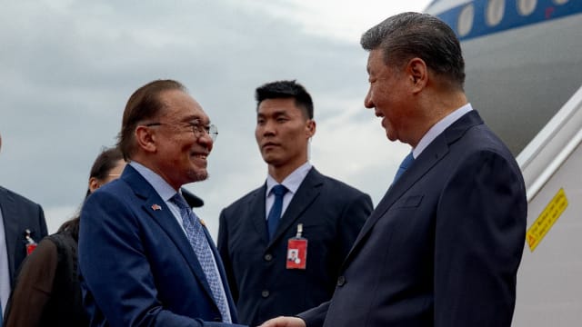 习近平飞抵马来西亚 安华亲自接机　 