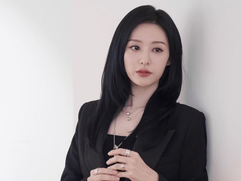 Queen Of Tears actress Kim Ji-won greeted by crowd of fans at Changi Airport